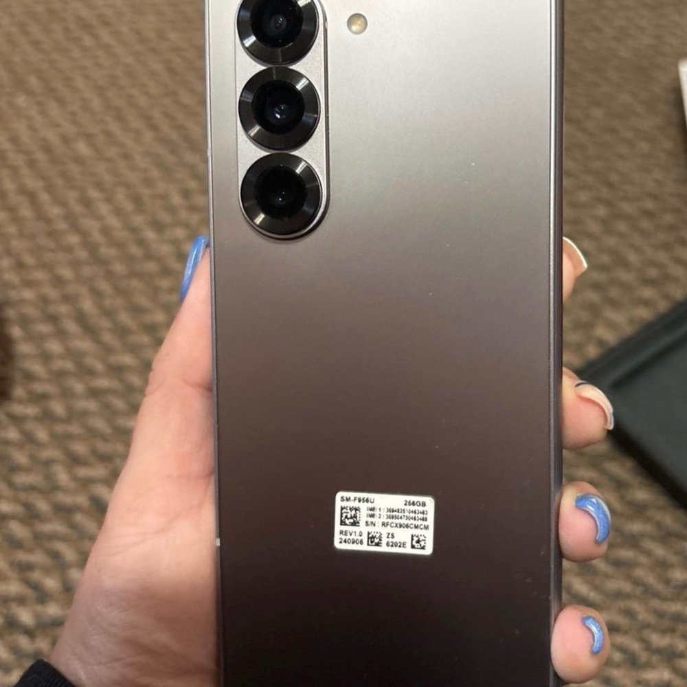 Samsung Galaxy Fold 6 - Picture 2 of 5